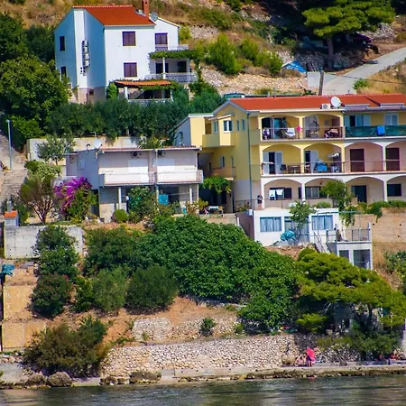 Lile By The Sea, Zavode Apartmán