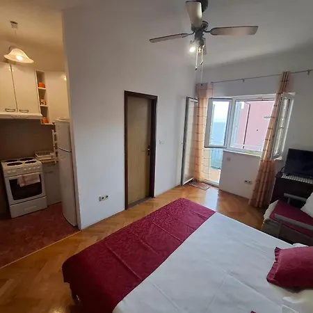 Lile By The Sea, Zavode Apartmán Celina