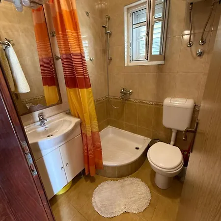 Lile By The Sea, Zavode Apartmán